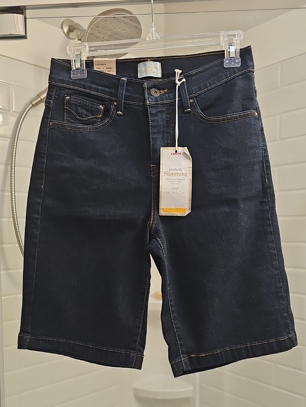 Levi's Women's 512 Bermuda Jeans. New With Tags. Never Worn. Dark Wash.